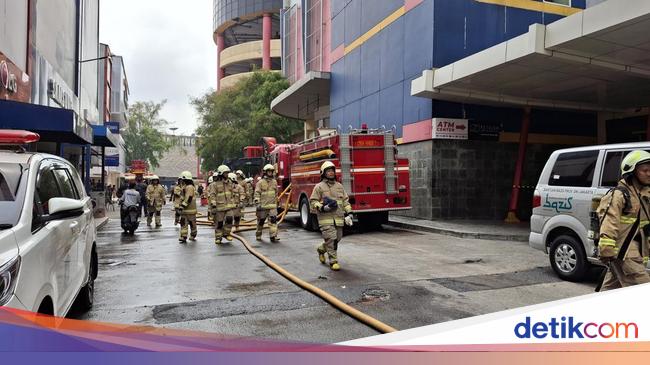 1 Kantong Jenazah Kembali Dibawa dari Lokasi Kebakaran Glodok Plaza