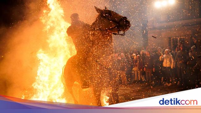 Aksi Mendebarkan Menunggang Kuda Lompati Api dalam Festival Las Luminarias