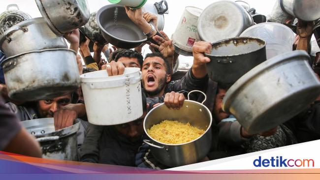 Menanti Gencatan Senjata, Warga Gaza Berdesakan Antre Makanan