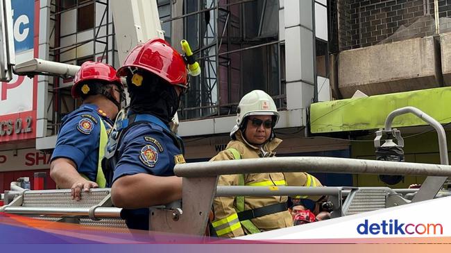 Pj Gubernur Tinjau Kebakaran Glodok dari Ketinggian Pakai Bronto Skylift