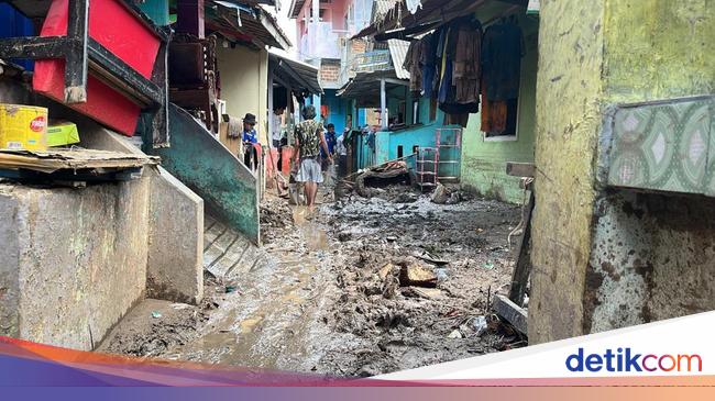 Warga Naik Atap, Lompat Dari Mobil