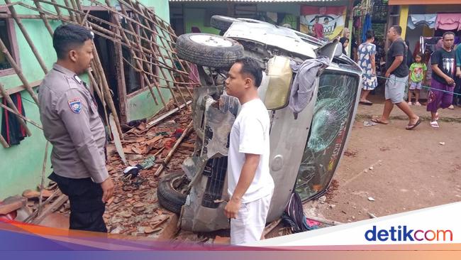 Car plunges from cliff onto house in Bogor, occupant dies