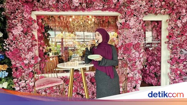 Pose Cantik Zaskia Gotik Saat Nikmati Aneka Dessert di Kafe