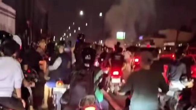 Suporter Bola di Medan Ricuh Usai Pertandingan, Sepeda Motor Dibakar