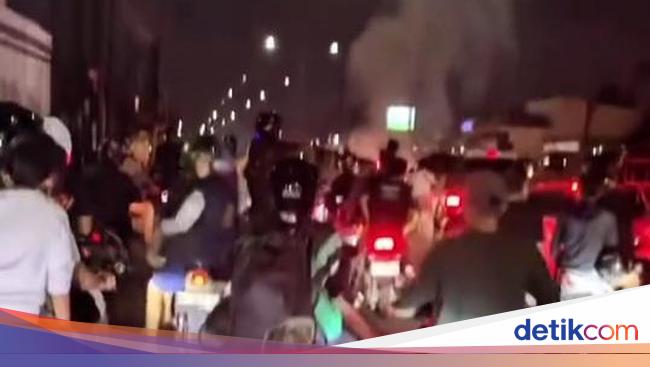 Suporter Bola di Medan Ricuh Usai Pertandingan, Sepeda Motor Dibakar