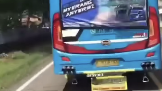 Viral Bus Ugal-ugalan Serempet Motor di Anyer, Sopir Diamankan