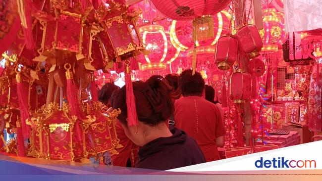 Pengunjung Glodok Membludak, Pedagang Pernak-pernik Imlek Kebanjiran Cuan