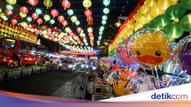 Meriah Dekorasi Lampion Imlek di Solo