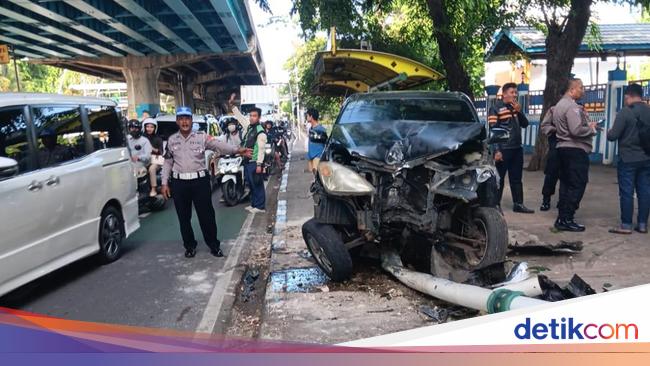 Penampakan Mobil Ringsek Usai Jalan Sendiri di Tol Lalu Tabrak Sepeda di Jakut