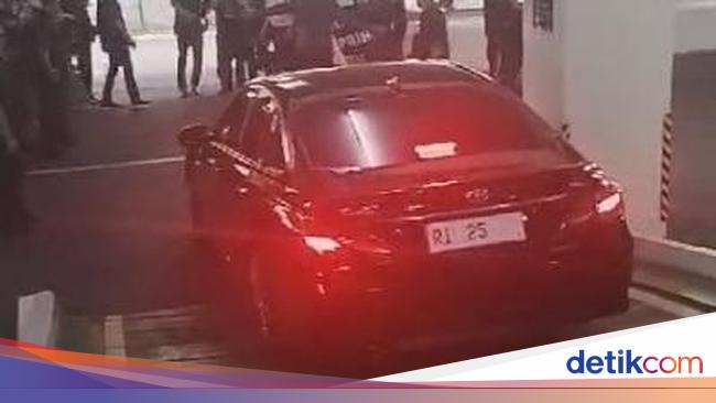 Mobil RI-25 Melintas, ASN Kemdiktiksaintek Ramai-ramai Teriak 'Turun!'