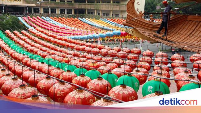 Pemasangan 5.000 Lampion Sambut Imlek di Deli Serdang