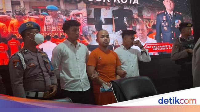 Jadi Tersangka, Majikan Pembunuh Satpam di Bogor Berbaju Tahanan dan Diborgol