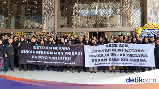 ASN Kemdiktisaintek Jakarta Demonstrate for Justice and Fair Treatment