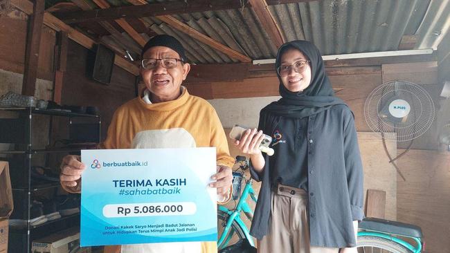 Donasi Sahabat Baik Bantu Pengobatan Istri Kakek Saryo Badut Keliling