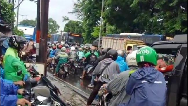 Truk Mogok di Putaran Pasar Induk Kramat Jati Jaktim, Lalin Macet