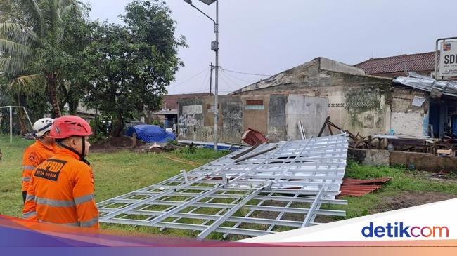 Atap Toko Terbang Diterjang Angin Kencang di Bogor, 1 Orang Luka Tertimpa