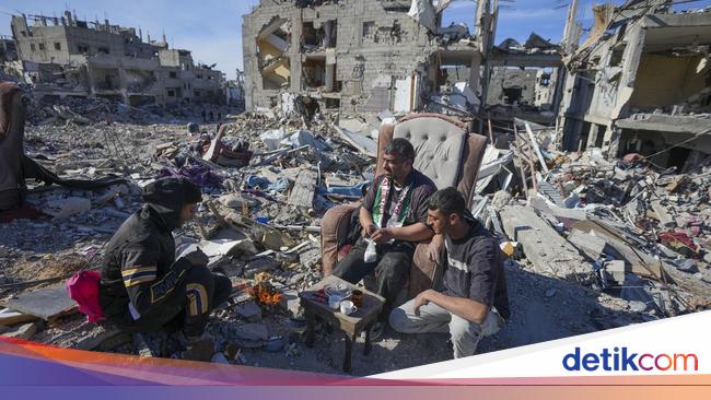 Pulang ke Reruntuhan Rumah, Warga Gaza Kais Sisa-sisa Barang