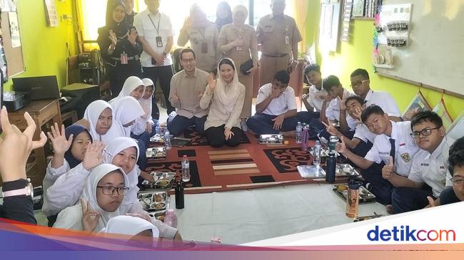 Acungan Jempol Siswa-siswa SLB 5 Slipi saat Dapat Makan Bergizi Gratis