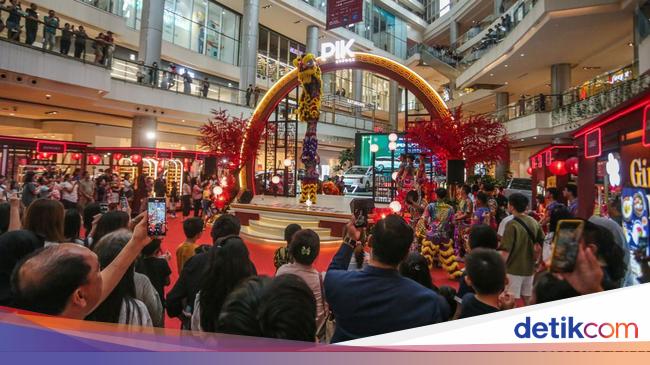 Melihat Atraksi Barongsai di Mal Jakarta