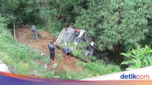 Bus Rombongan Santri Terperosok ke Sungai di Wonosobo, 23 Orang Terluka