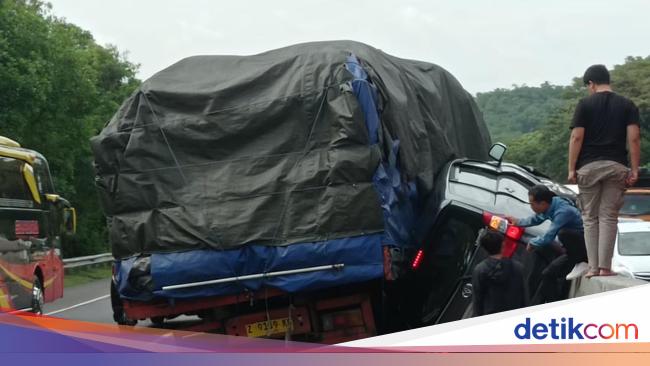 Kronologi Truk Pecah Ban Oleng di Tol Cipularang hingga Jepit Mobil