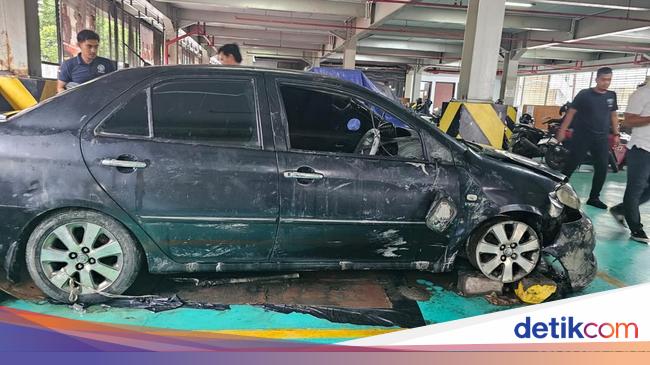 Mobil Pensiunan TNI Melaju Tanpa 1 Ban dari Gunung Sahari Sebelum Nyebur