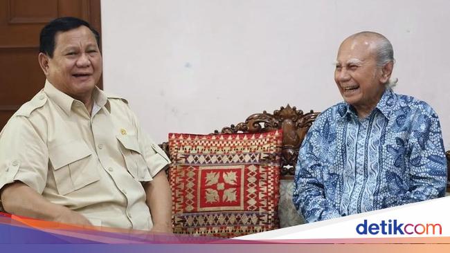 Momen Hangat Prabowo Kunjungi Emil Salim: Maaf Baru Datang Sekarang