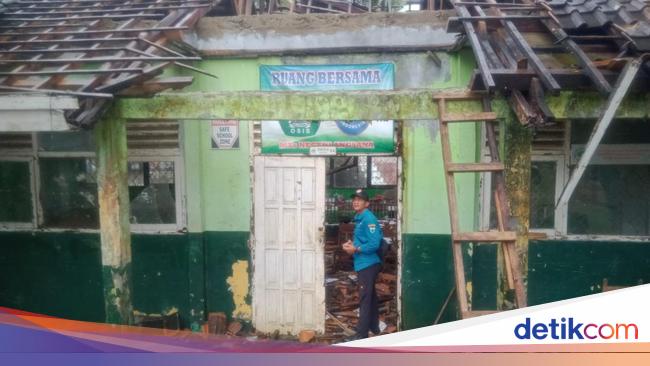 Atap Ruang Kelas MTs 7 Pandeglang Ambruk Diterjang Angin Kencang