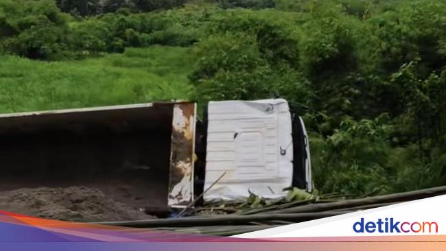 Tak Kuat Nanjak, Truk Terperosok ke Jurang di Cariu Bogor