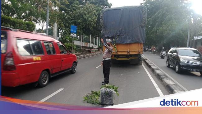 Ada Truk Mogok di Jalan TB Simatupang Jaktim, Polisi Atur Lalin