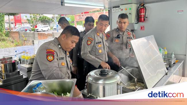 Dukung Asta Cita, Polda Metro Bagikan Makanan Bergizi ke Siswa SD di Jakbar