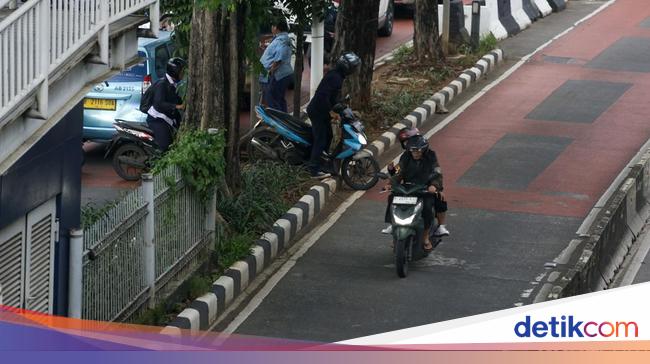 Viral Pemotor Bongkar Separator Busway di Jakut Diduga Panik Ada Razia