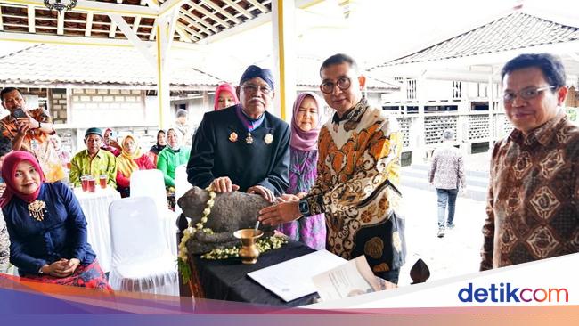 Menbud Terima 47 Arca Bersejarah dari Keluarga Go Tik Swan di Surakarta