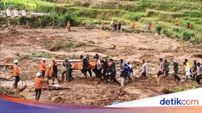 Momen Pengunjung Kafe Berkumpul Sebelum Tertimbun Longsor Pekalongan