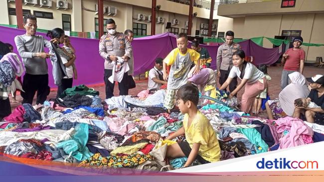 Polisi Salurkan Bantuan Pakaian untuk Korban Kebakaran Kemayoran