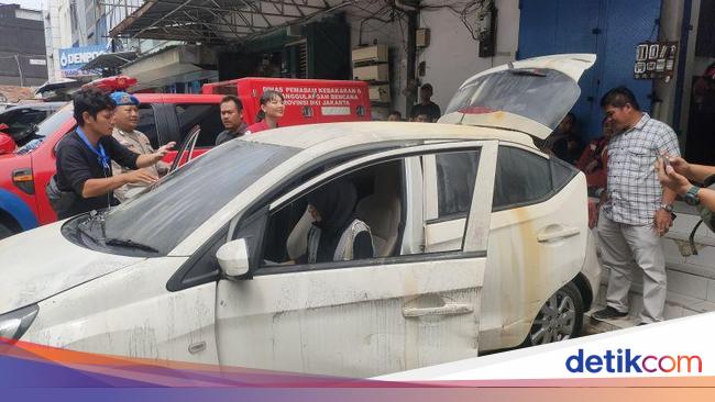 Mobil dari Lokasi Kebakaran Glodok Plaza Sisakan Pilu Keluarga