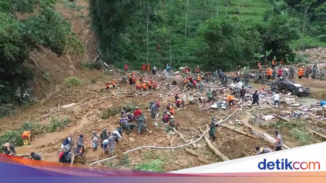 Viral Ibu Hamil Jalan Kaki 3 Jam demi Lahiran Saat Longsor Pekalongan