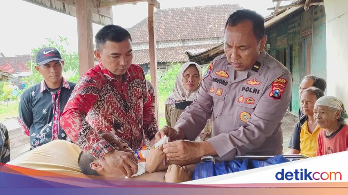 Pak Pur Bantu Rawat Warga Lamongan yang Lumpuh Menahun dan Sebatang Kara