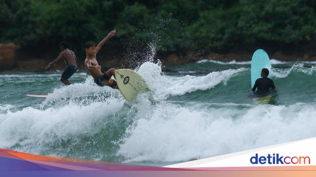 Menaklukkan Ombak di Pantai Pulau Merah Banyuwangi