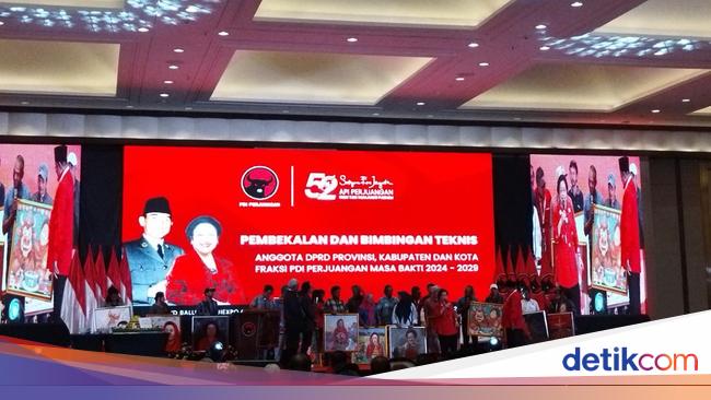 Guyonan Megawati Diberi Kado Lukisan Srikandi: Saya Disuruh Mlintheng Sopo?