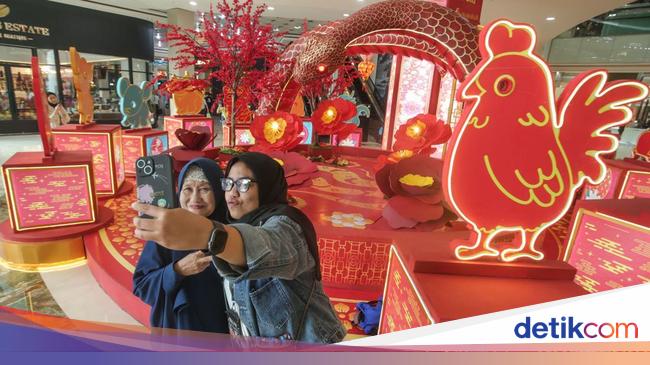 Ornamen Serba Merah Khas Imlek Hiasi Mal Jakarta