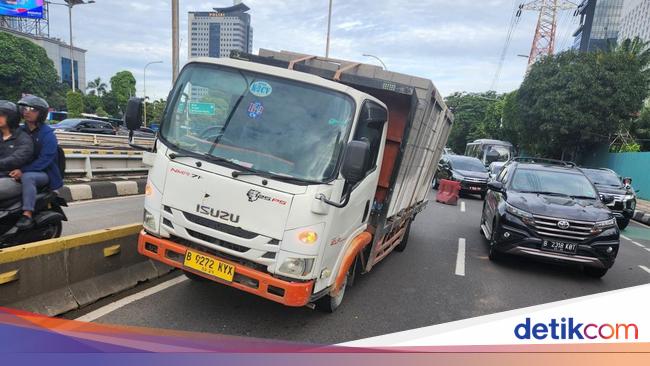 Truk Muatan Bata Beton Mogok di Jl Gatsu Arah Kuningan, Lalin Macet