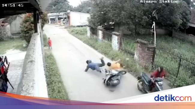 Aksi Emak-emak di Bogor Hadang Maling Tabung Gas hingga Ditabrak
