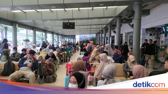 Long Weekend, Stasiun Pasar Senen Dipadati Penumpang Siang Ini