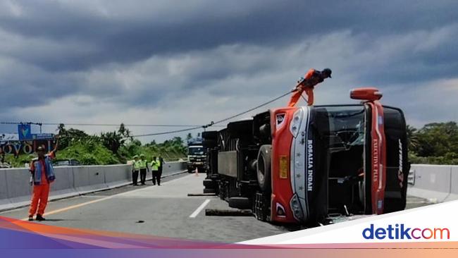 Rosalia Indah Bus Overturns After Collision with Toyota Agya on Boyolali Toll Road