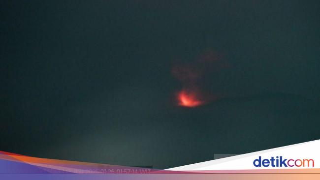Gunung Ibu di Malut Erupsi, Muntahkan Abu Vulkanik Setinggi 500 Meter