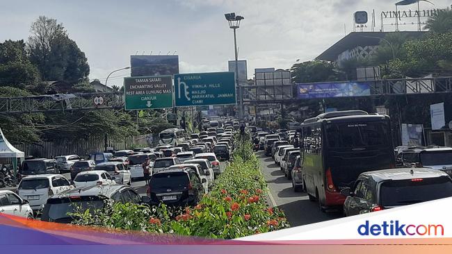 Lalin Padat, Polisi Berlakukan One Way Arah Puncak Pagi Ini