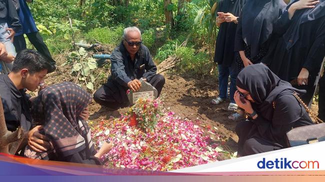 Tangis Pecah di Pemakaman Osima Yukari Korban Kebakaran Glodok Plaza