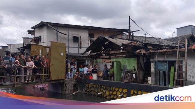 Cerita Warga Nyebur Kali Padamkan Kebakaran Sawah Besar Pakai Lumpur