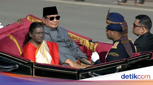 Prabowo Naik Kereta Kuda Bareng Presiden India di Parade Hari Republik